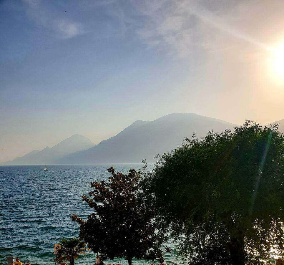 Assenza Lake Front Sweet Apartment Brenzone sul Garda Bagian luar foto